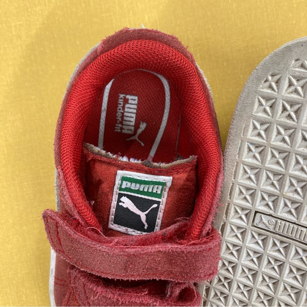Classic Puma Suede toddler sneakers in red with Velcro strap closure. - Picture 4 of 7